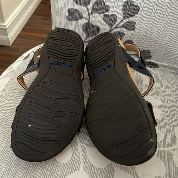 Size 8 pre owned Vionic Sandler black patten leather. Great condition - Picture 5 of 5